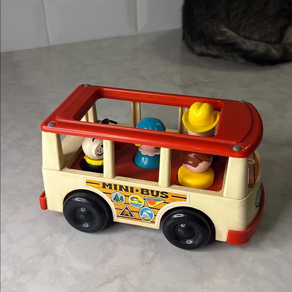 Vintage Fisher Price Little People 1969 Mini Bus With 4 Little People - Picture 9 of 9